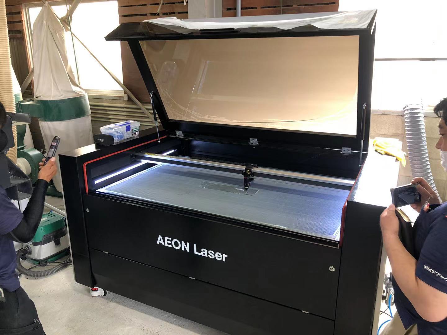 アクリル看板と大型CO2レーザー加工機（NOVA） | AEON LASER